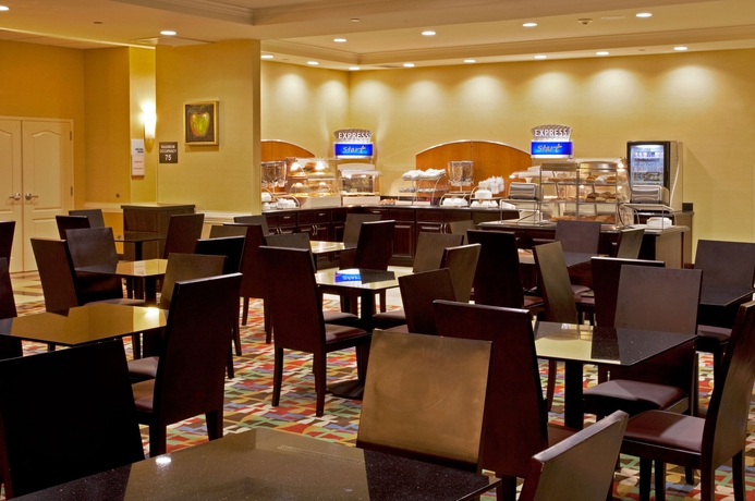 Imagen del bar/restaurante del Hotel Holiday Inn Express & Suites Orlando - International Drive. Foto 2