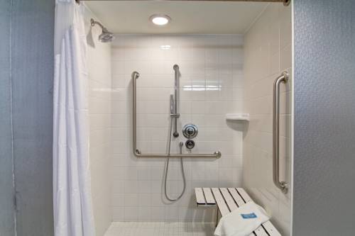 Imagen de la habitación del Hotel Holiday Inn Express & Suites Oshawa Downtown - Toronto Area. Foto 11
