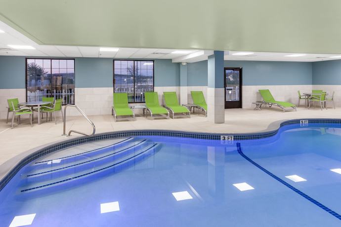 Imagen de la piscina del Hotel Holiday Inn Express & Suites Providence-Woonsocket. Foto 19
