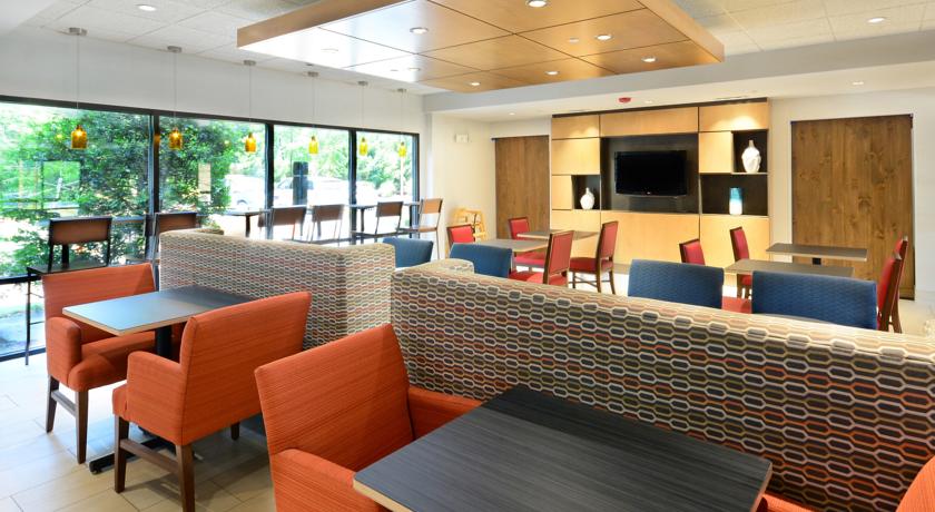 Imagen del bar/restaurante del Hotel Holiday Inn Express & Suites Raleigh Durham Airport at RTP. Foto 2