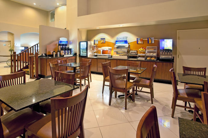 Imagen del bar/restaurante del Hotel Holiday Inn Express & Suites Rancho Mirage - Palm Spgs Area. Foto 2