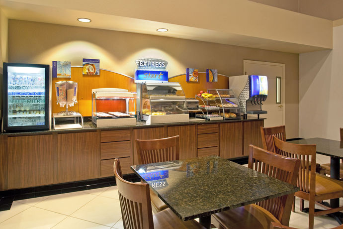 Imagen del bar/restaurante del Hotel Holiday Inn Express & Suites Rancho Mirage - Palm Spgs Area. Foto 3