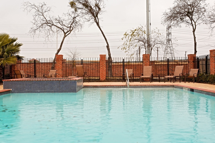 Imagen de la piscina del Hotel Holiday Inn Express & Suites San Antonio South. Foto 16