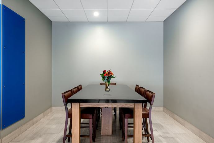 Imagen de los interiores del Hotel Holiday Inn Express & Suites Santa Ana - Orange Co. Foto 18