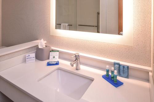 Imagen de la habitación del Hotel Holiday Inn Express & Suites Southfield - Detroit, an IHG. Foto 6