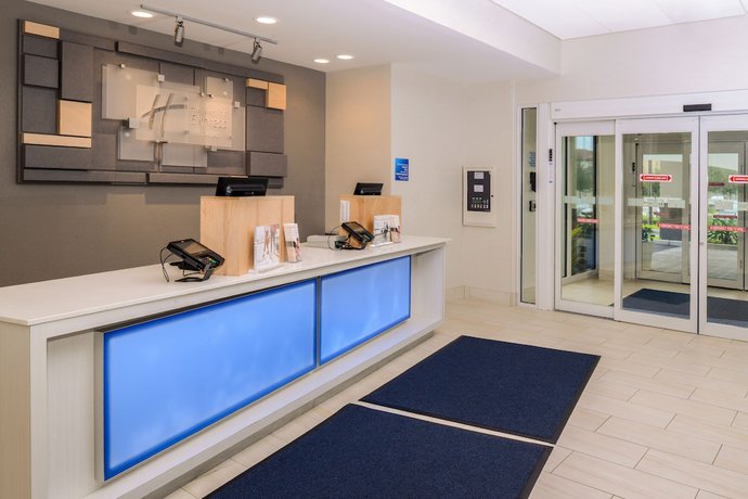 Imagen de los interiores del Hotel Holiday Inn Express & Suites St. Petersburg - Madeira Beach. Foto 18