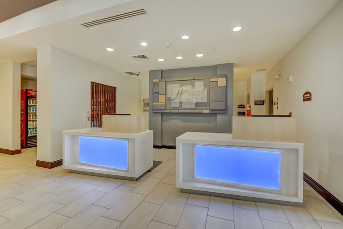 Imagen de los interiores del Hotel Holiday Inn Express & Suites Tampa -USF-Busch Gardens. Foto 12