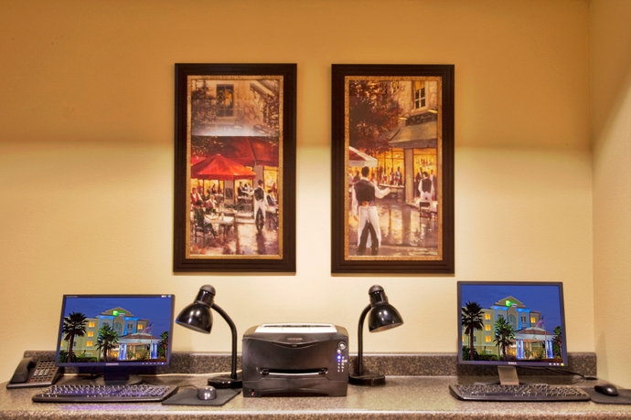 Imagen de los interiores del Hotel Holiday Inn Express & Suites Tampa-I-75 @ Bruce B. Downs. Foto 16