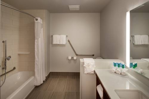 Imagen de la habitación del Hotel Holiday Inn Express & Suites Terrace. Foto 3