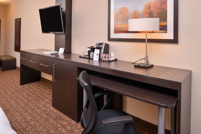 Imagen de la habitación del Hotel Holiday Inn Express & Suites Topeka West I-70 Wanamaker. Foto 14