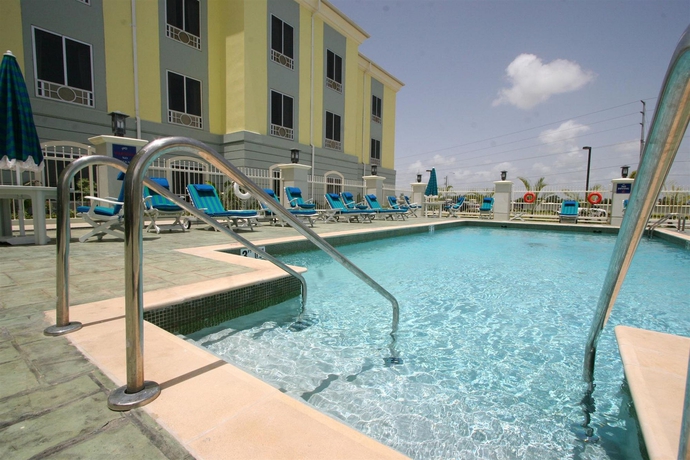 Imagen de la piscina del Hotel Holiday Inn Express & Suites Trincity Trinidad Airport. Foto 16