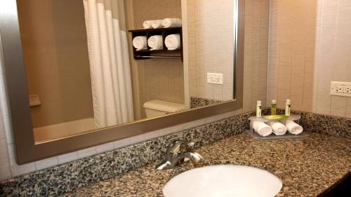 Imagen de la habitación del Hotel Holiday Inn Express & Suites Wichita Northeast, an IHG. Foto 8