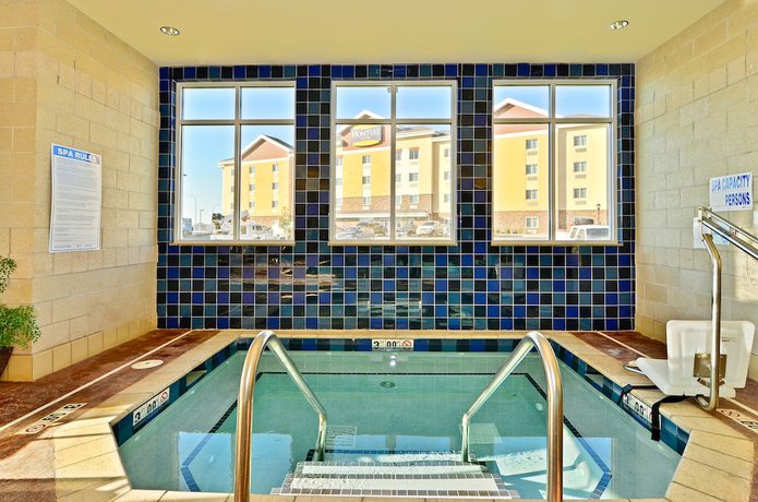Imagen de la piscina del Hotel Holiday Inn Express & Suites - Williston. Foto 20