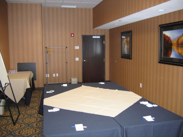 Imagen de los interiores del Hotel Holiday Inn Express and Suites Airport Calgary. Foto 7