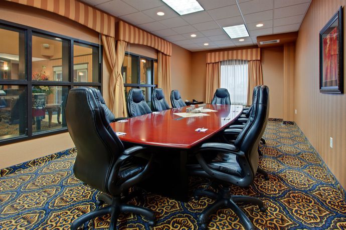 Imagen de los interiores del Hotel Holiday Inn Express and Suites Airport Calgary. Foto 9