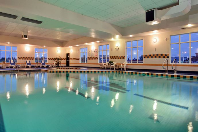 Imagen de la piscina del Hotel Holiday Inn Express and Suites Airport Calgary. Foto 16
