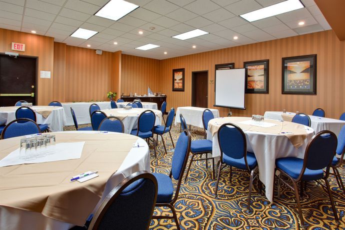 Imagen de los interiores del Hotel Holiday Inn Express and Suites Airport Calgary. Foto 12