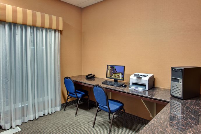 Imagen de los interiores del Hotel Holiday Inn Express and Suites Airport Calgary. Foto 13