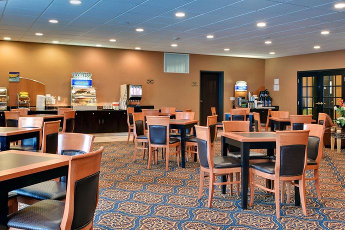 Imagen del bar/restaurante del Hotel Holiday Inn Express and Suites Airport Calgary. Foto 3