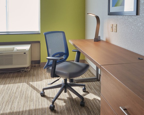 Imagen de la habitación del Hotel Holiday Inn Express and Suites Akron Regional Airport Area, an IHG. Foto 6