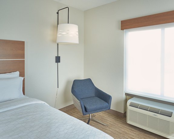 Imagen de la habitación del Hotel Holiday Inn Express and Suites Akron Regional Airport Area, an IHG. Foto 8