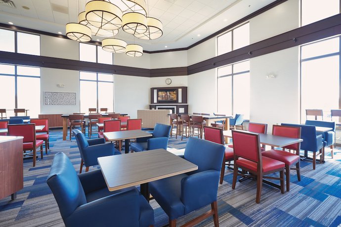 Imagen de los interiores del Hotel Holiday Inn Express and Suites Akron Regional Airport Area, an IHG. Foto 17