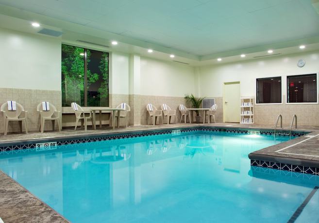 Imagen de la piscina del Hotel Holiday Inn Express and Suites Akron Regional Airport Area, an IHG. Foto 20