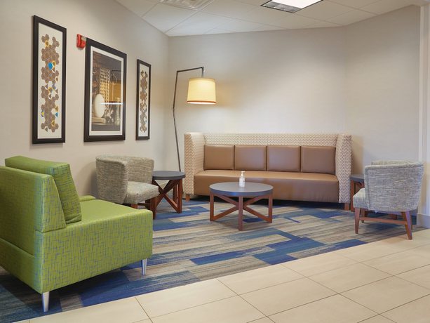 Imagen de los interiores del Hotel Holiday Inn Express and Suites Akron Regional Airport Area, an IHG. Foto 18