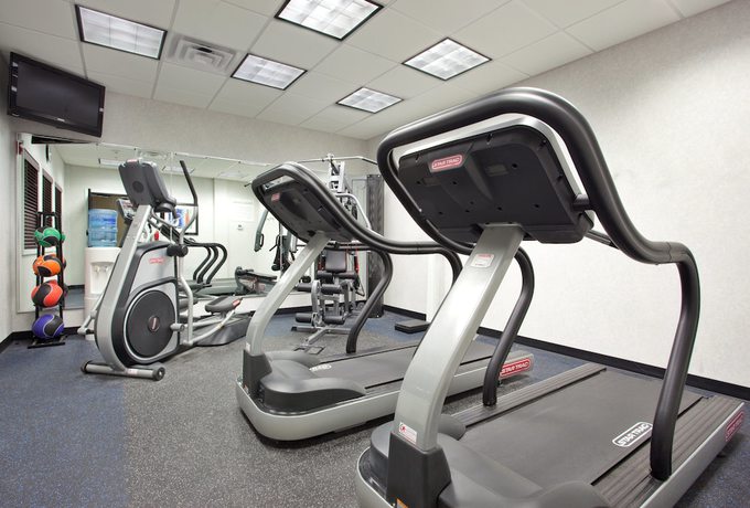 Imagen de los interiores del Hotel Holiday Inn Express and Suites Akron Regional Airport Area, an IHG. Foto 19