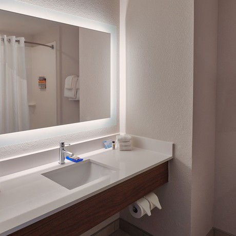 Imagen de la habitación del Hotel Holiday Inn Express and Suites Akron Regional Airport Area, an IHG. Foto 15