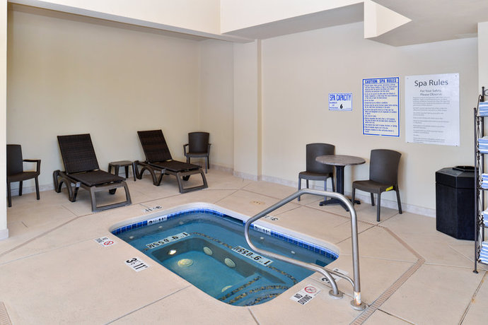 Imagen de la piscina del Hotel Holiday Inn Express and Suites Albuquerque Historic Old Town, An Ihg. Foto 12