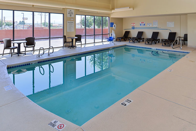 Imagen de la piscina del Hotel Holiday Inn Express and Suites Albuquerque Historic Old Town, An Ihg. Foto 13