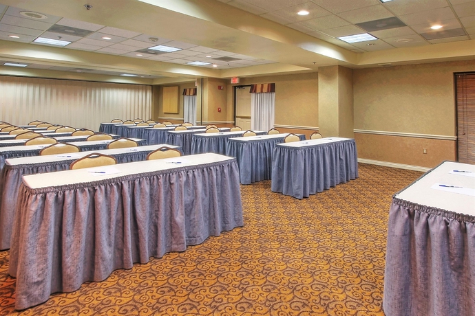 Imagen de los interiores del Hotel Holiday Inn Express and Suites Albuquerque Midtown. Foto 8