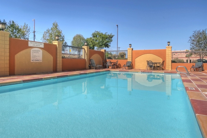 Imagen de la piscina del Hotel Holiday Inn Express and Suites Albuquerque Midtown. Foto 15