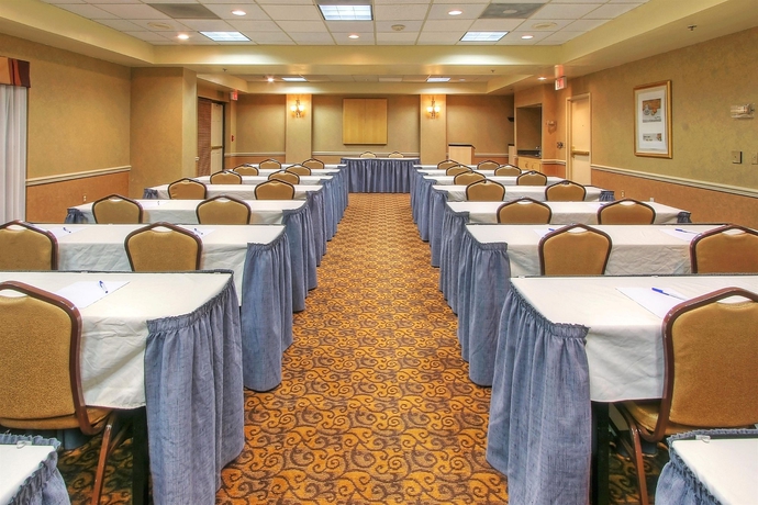 Imagen de los interiores del Hotel Holiday Inn Express and Suites Albuquerque Midtown. Foto 9