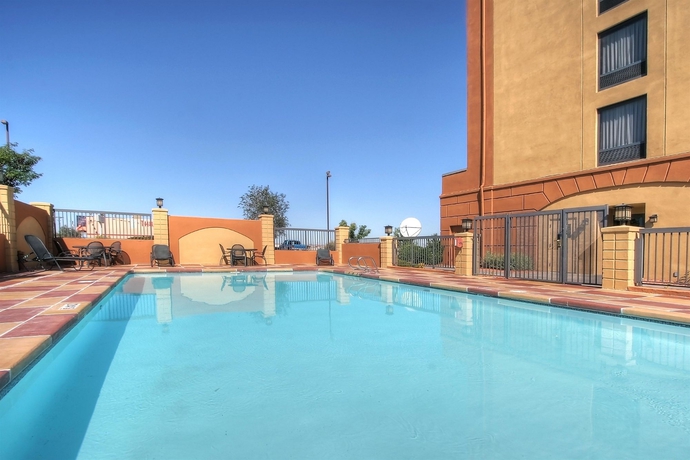 Imagen de la piscina del Hotel Holiday Inn Express and Suites Albuquerque Midtown. Foto 16