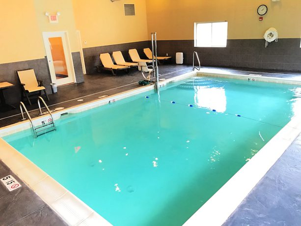 Imagen de la piscina del Hotel Holiday Inn Express and Suites, An Ihg. Foto 20