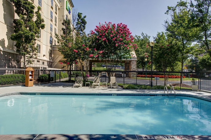 Imagen de la piscina del Hotel Holiday Inn Express and Suites Atlanta Buckhead, An Ihg. Foto 15