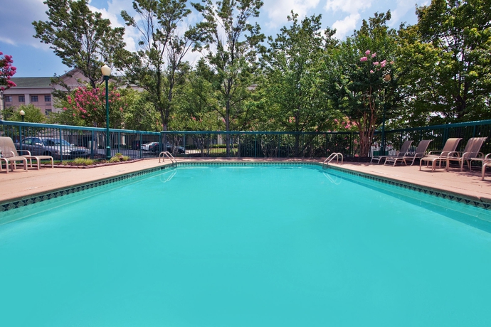 Imagen de la piscina del Hotel Holiday Inn Express and Suites Atlanta Buckhead, An Ihg. Foto 16