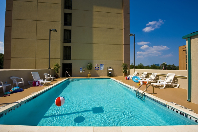 Imagen de la piscina del Hotel Holiday Inn Express and Suites Atlanta N-perimeter Mall Area. Foto 12