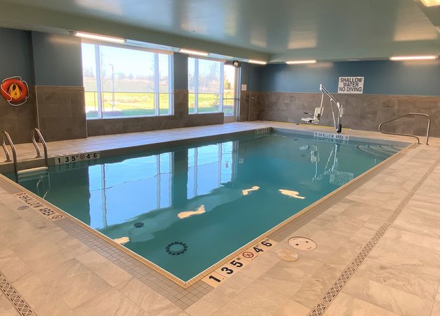 Imagen de la piscina del Hotel Holiday Inn Express and Suites Aurora, An Ihg. Foto 19