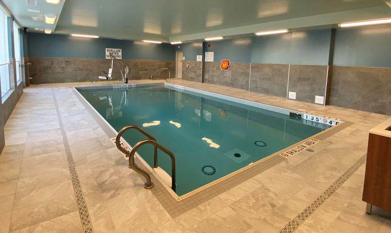Imagen de la piscina del Hotel Holiday Inn Express and Suites Aurora, An Ihg. Foto 20