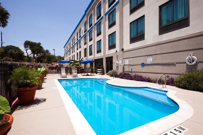 Imagen de la piscina del Hotel Holiday Inn Express and Suites Austin North Central, An Ihg. Foto 14