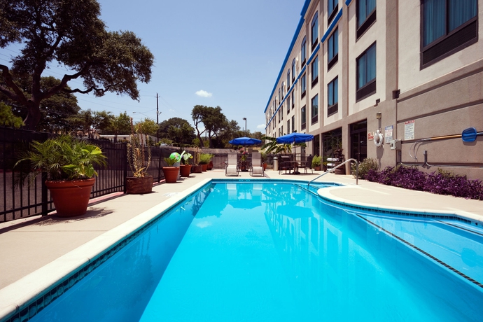 Imagen de la piscina del Hotel Holiday Inn Express and Suites Austin North Central, An Ihg. Foto 15