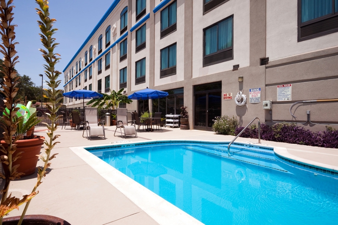 Imagen de la piscina del Hotel Holiday Inn Express and Suites Austin North Central, An Ihg. Foto 16