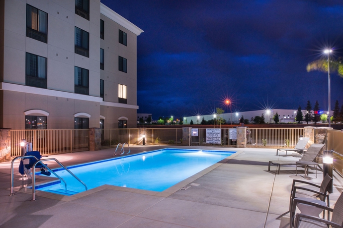 Imagen de la piscina del Hotel Holiday Inn Express and Suites Bakersfield Airport, An Ihg. Foto 18
