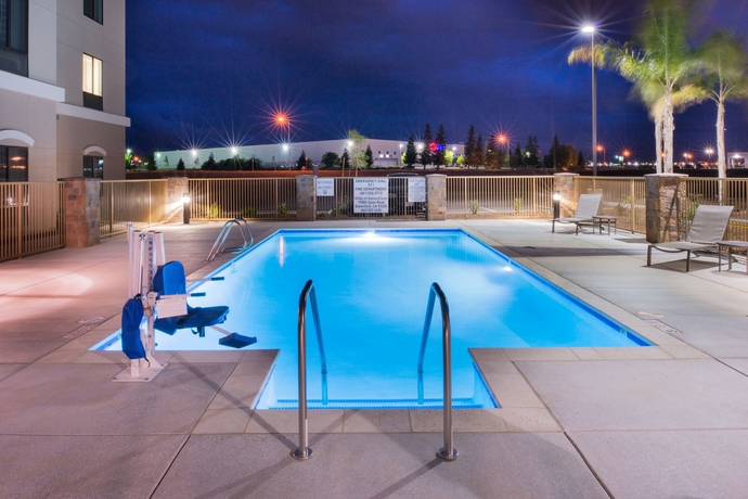 Imagen de la piscina del Hotel Holiday Inn Express and Suites Bakersfield Airport, An Ihg. Foto 19