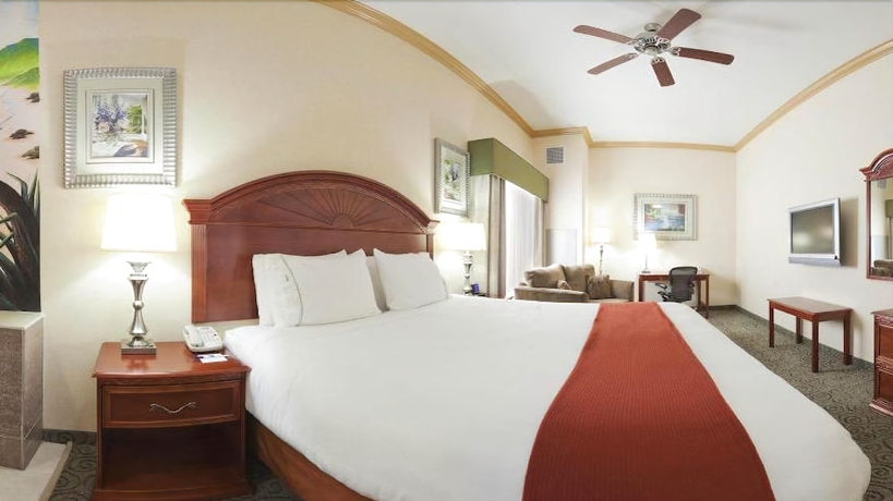 Imagen de la habitación del Hotel Holiday Inn Express and Suites Bakersfield Central, An Ihg. Foto 13