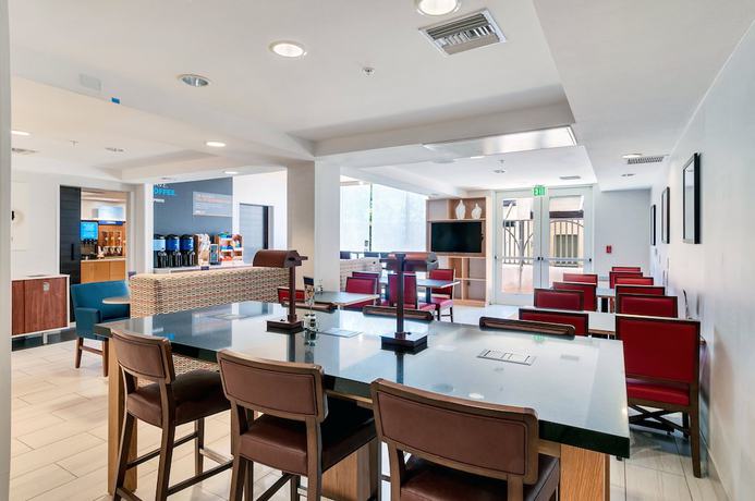 Imagen del bar/restaurante del Hotel Holiday Inn Express and Suites Banning, An Ihg. Foto 5