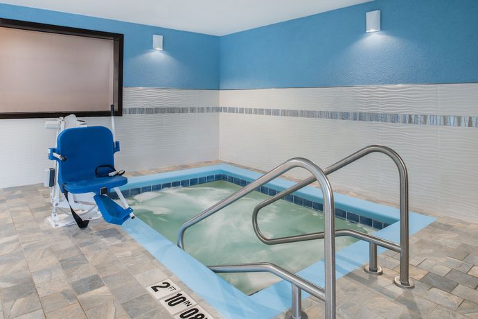 Imagen de la piscina del Hotel Holiday Inn Express and Suites Bismarck, An Ihg. Foto 19